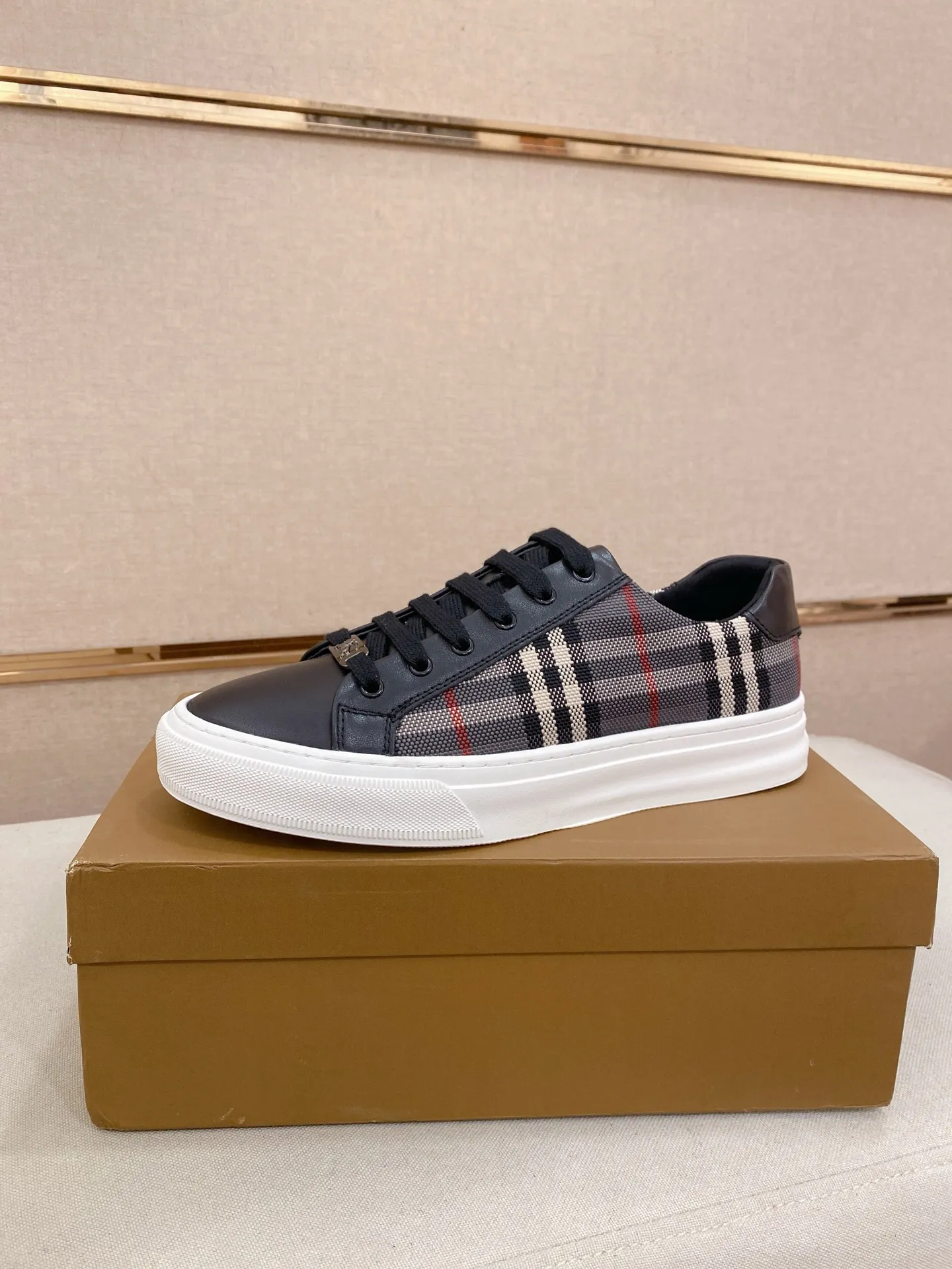 Men's shoes 💰: 400💰🇮🇹🇮🇹 Burberry top purchasing agent 🔍🔍Synchronized sale Positive code number: 38-44 Italian imported first-layer cowhide with fabric. Fully imported sheepskin lining, sole: the original sole is specially provided by the original factory, the exclusive movable molded sole is super comfortable, the original factory follows the order, 🔍🔍high quality, you can come in and out at will, welcome to compare